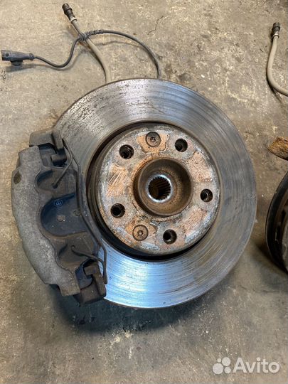 Кулак передний в сборе Nissan Terrano D10