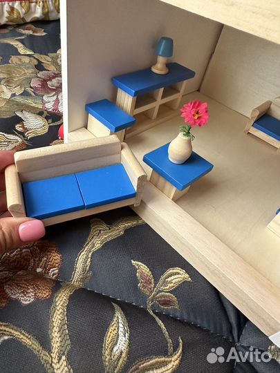 Деревянный домик для кукол