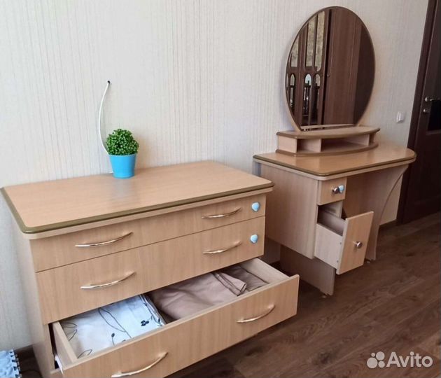Комод, стол с зеркалом, тумба