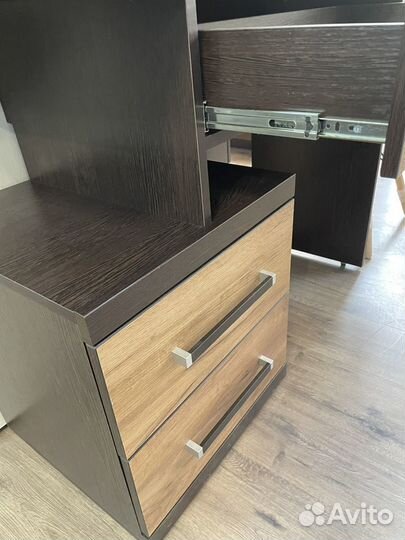 Туалетный столик с зеркалом, макияжный столик