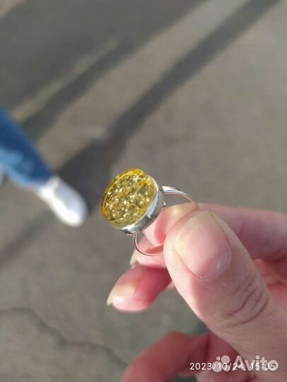 Серебряное кольцо с янтарем новое цена за шт