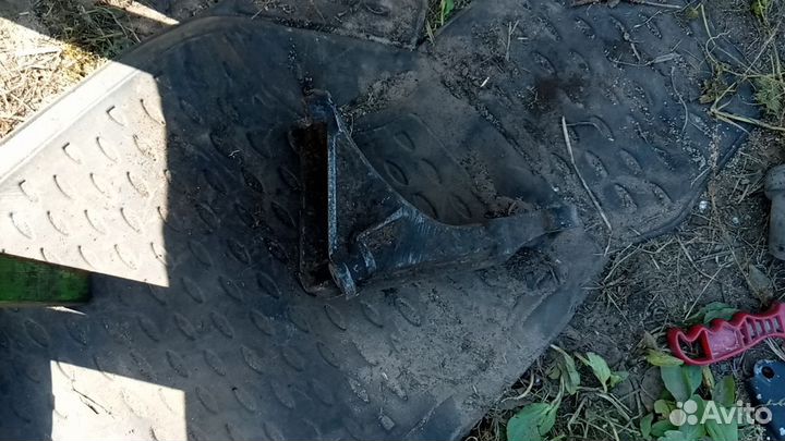 Кронштейн двигателя задний Passat B3 B4