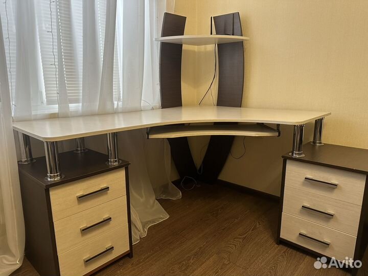 Угловой письменный стол