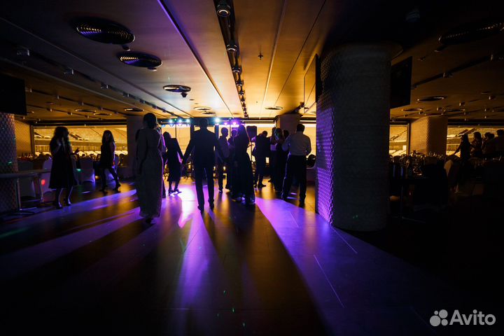 Диджей с оборудованием