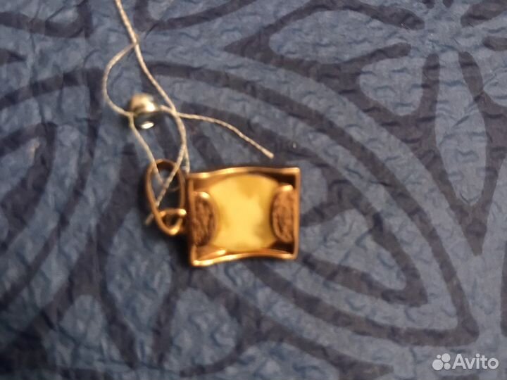 Золотой кулон с янтарем