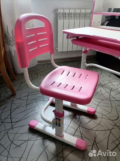 Детский письменный стол и стул