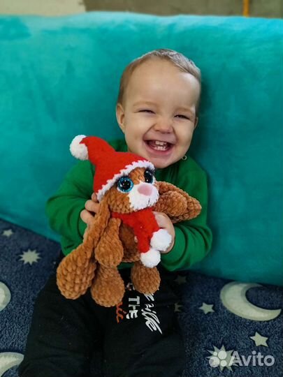 Плюшевый заяц вязаный 18см в шапочке