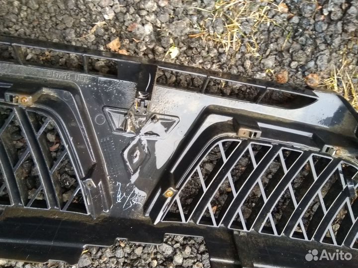 Решетка радиатора Мицубиси Паджеро Спорт