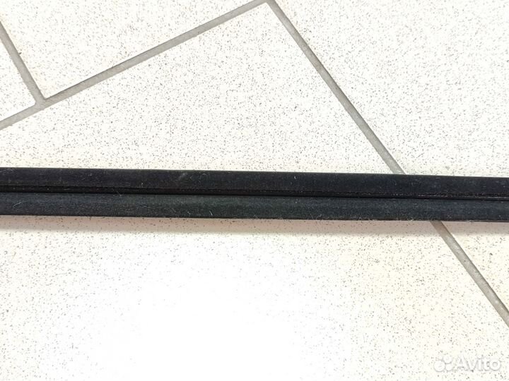 Молдинг стекла двери задний левый Toyota RAV4 40