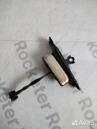 Ограничитель двери задний правый Nissan Fuga 2006