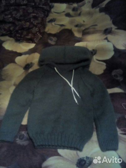 Свитер с капюшоном