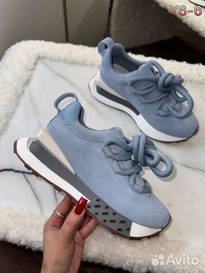 Кроссовки женские