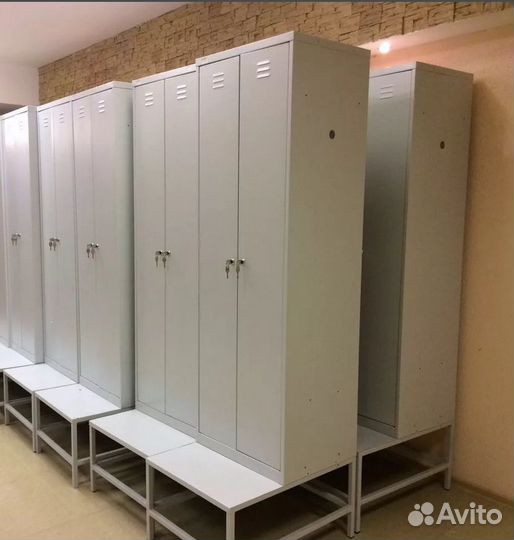 Металлический шкаф для раздевалки