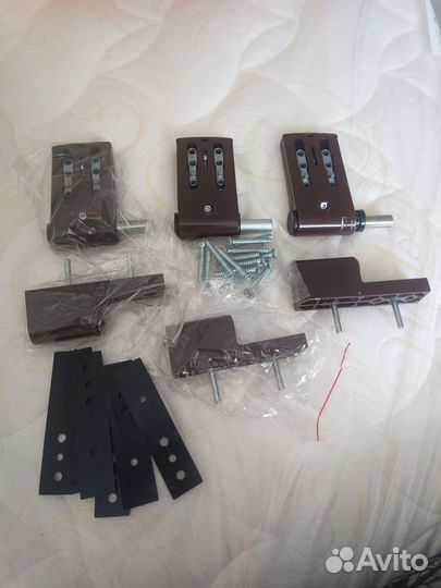 Петля для пластиковой двери