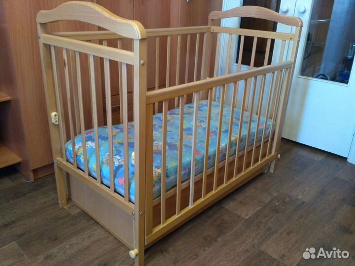 Кроватка с матрасом, ящиком, маятником
