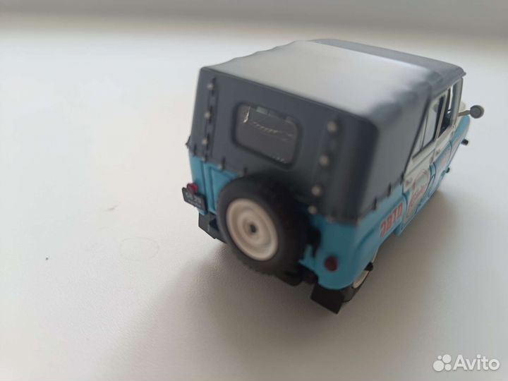 Модель автомобиля 1:43