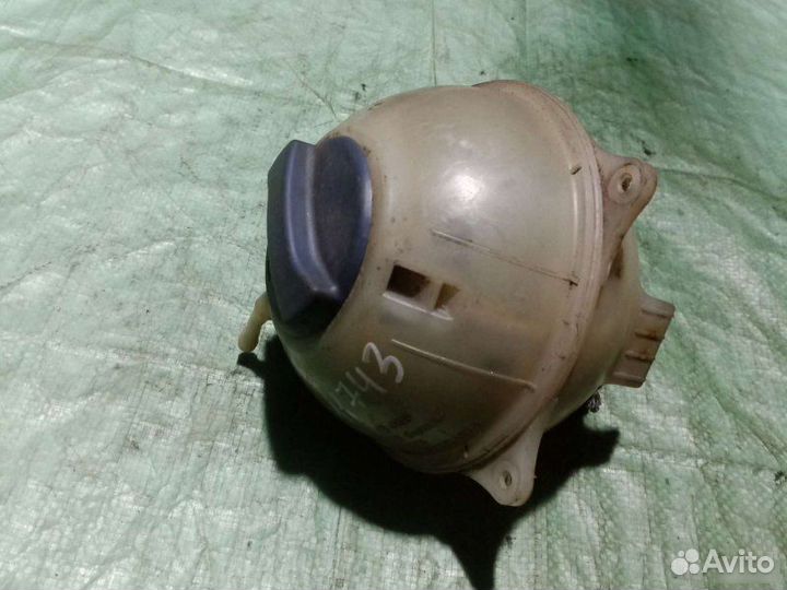 Расширительный бачок Volkswagen Passat B3