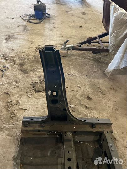 Стойка средняя левая Nissan Primera P12 хэтчбек