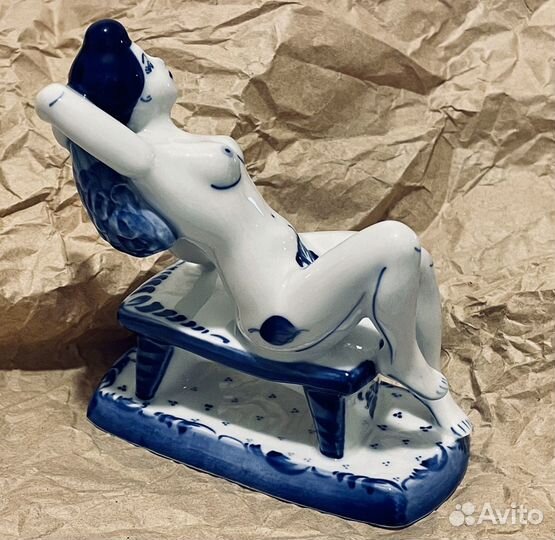 Фарфоровая статуэтка Девушка в бане