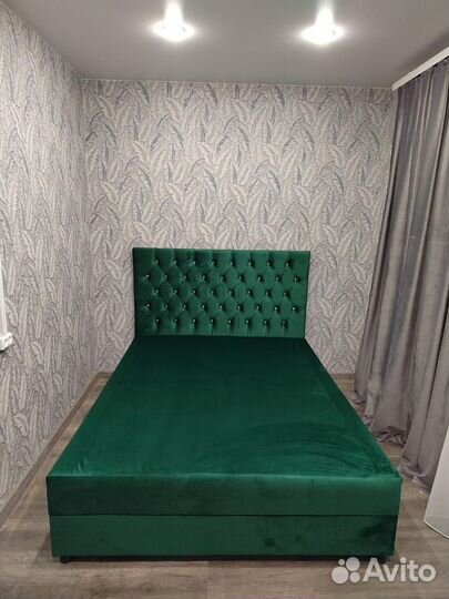 Кровать с подъемным механизмом и матрасом