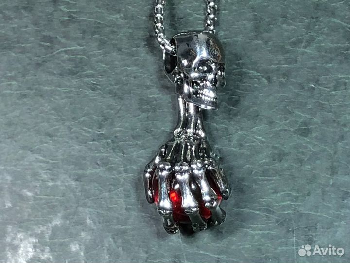 Кулон в виде черепа и руки с шаром