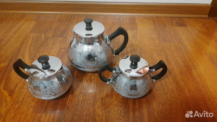 Фигурки, Сервизы, ваза на ножке, чайник и др