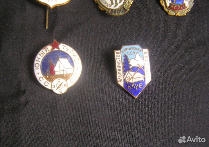 5 спортивных значков 50-х годов 20 века