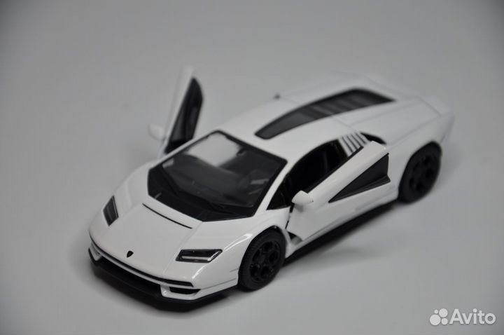 Модель автомобиля Lamborghini Countach LPI металл