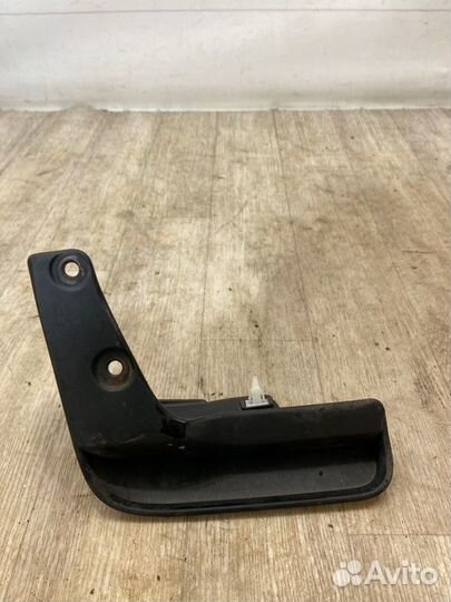 Брызговик передний правый Mitsubishi Lancer 10