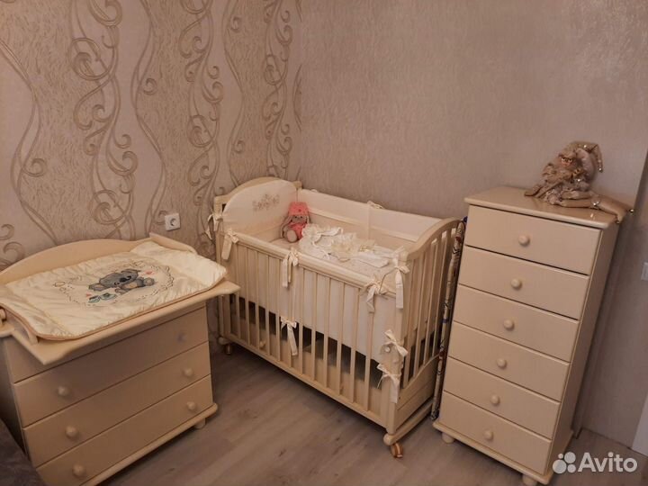 Кровать,комоды