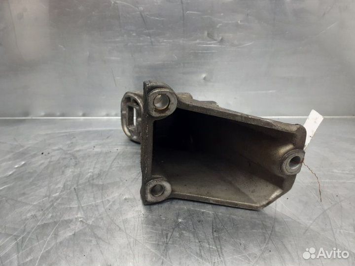 Кронштейн двигателя левый Audi 100 C4 1991-1994