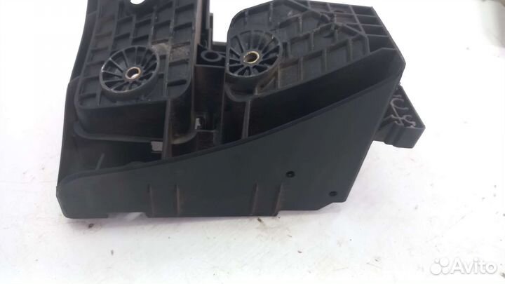 Кронштейн предохранителей Volkswagen Passat CC