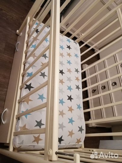 Детская кроватка с маятником и ящиком