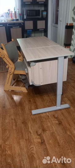 Растущая парта и ортопедичекий стул для школьника