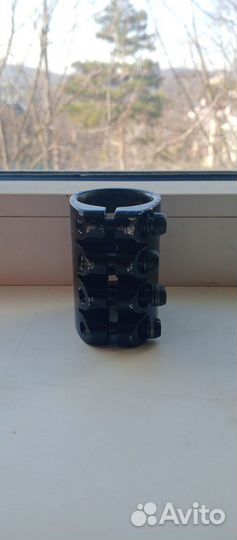 Зажим для трюкового самоката