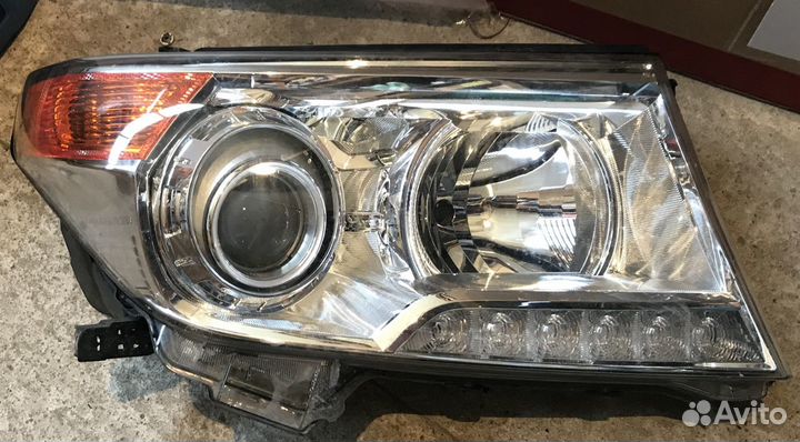 Фара Toyota Land Cruiser 200