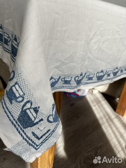 Скатерть с голубыми чайниками