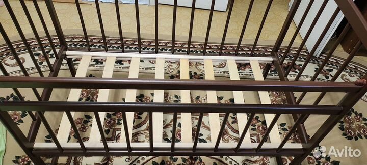 Детская кроватка с поперечным маятником