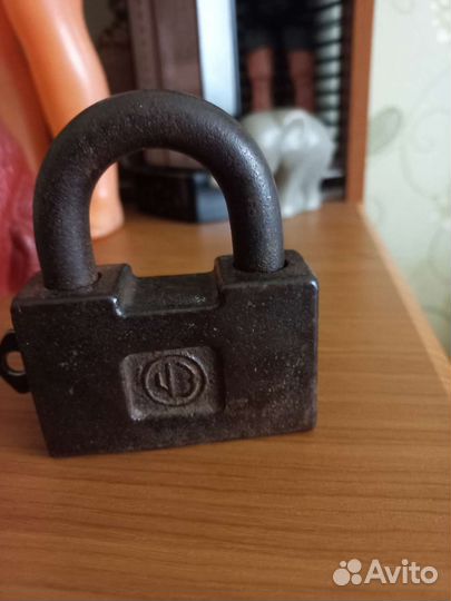 Навесной замок старинный