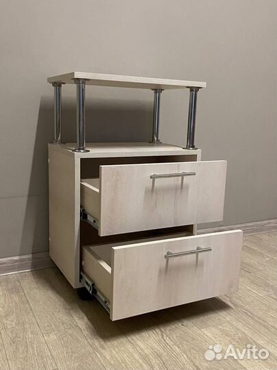 Педикюрное кресло с тележкой с ящиками