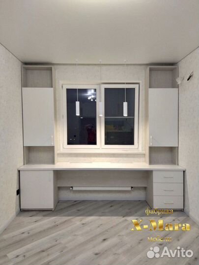 Стол у окна