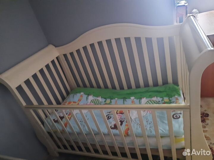 Детская кроватка с ящиком и матрасом