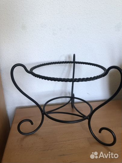 Металлическая подставка под цветы