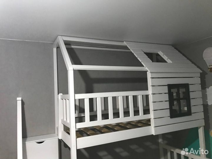 Двухъярусная кровать домик