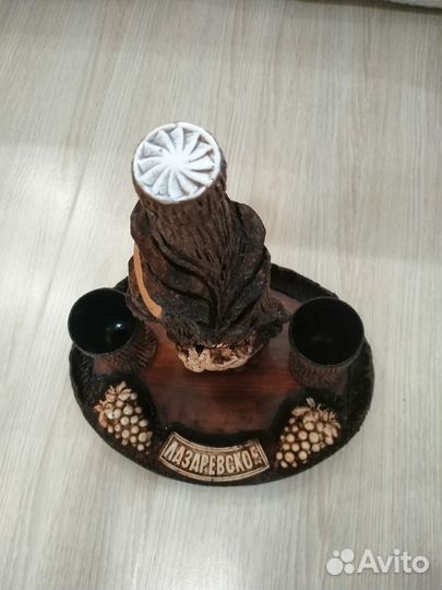 Поднос с бутылкой и рюмками