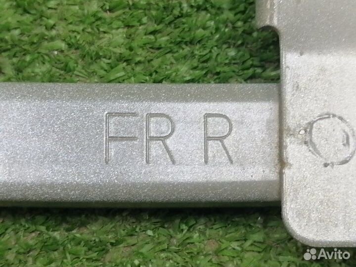 Направляющая стекла передняя правая Toyota Camry