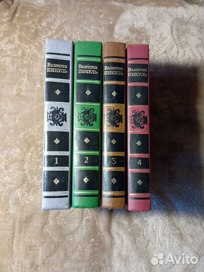 Достоевский. Пикуль. Альбомы цветов