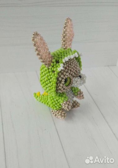 Заяц игрушка амигуруми из чешского бисера