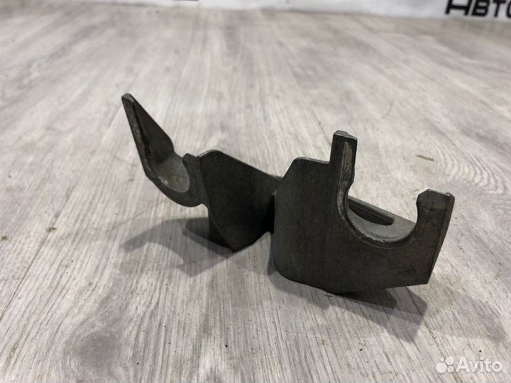 Кронштейн тросов кпп Chevrolet Cobalt Т 250 2013