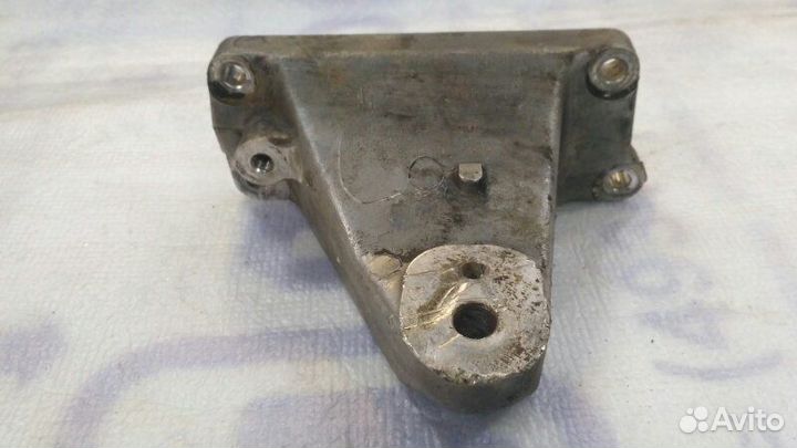 Кронштейн двигателя левый Toyota Mark2 1992-1996